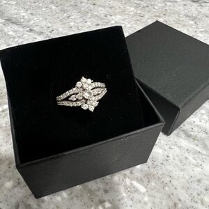 Diamond princess cluster prong set 10kt white gold ring size 6